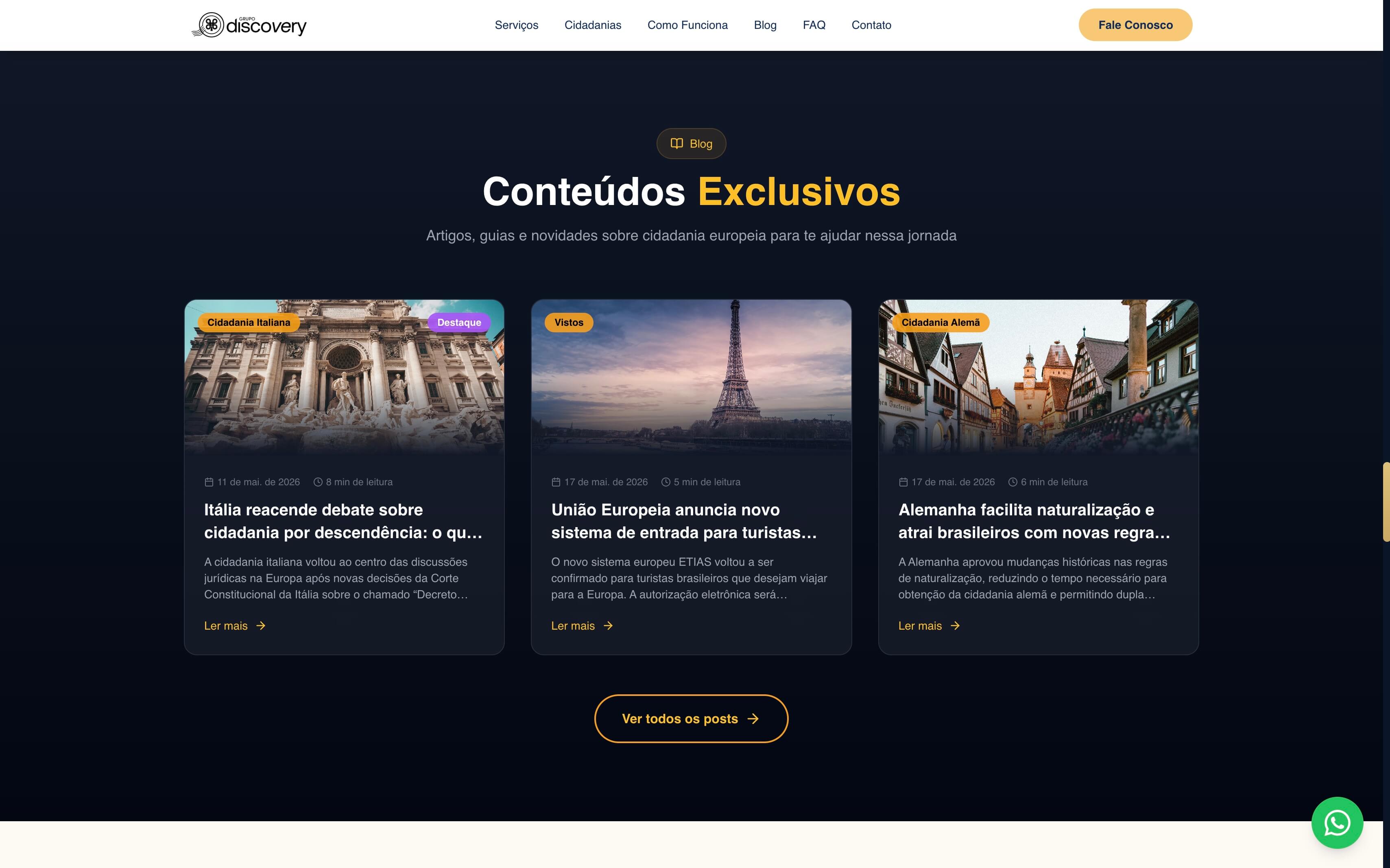 Blog editorial em bloco escuro com três posts